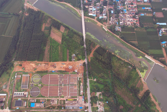 山东省泰安市宁阳县磁窑镇污水处理厂（左下角）（2021年9月2日摄 无人机照片） 新华社记者 刘诗平 摄