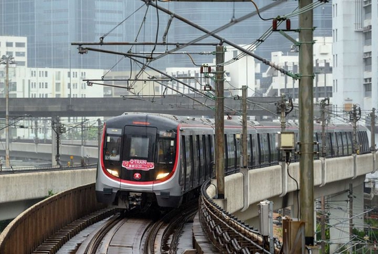  行驶中的国产新列车Q-Train（资料照片，2022年摄）。新华社发（受访者供图）