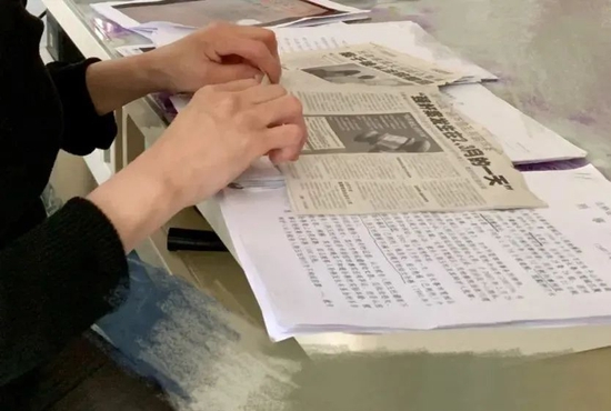  邱真在整理多年来收集的资料