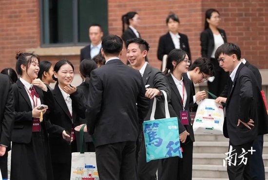 中大学子与台湾后生学子濒临面强横疏浚，互赠书签。