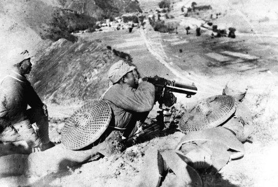 1937年的山西平型关战役,是八路军开赴抗日前线后的首次大捷,也是中国抗战史上第一次大胜利,大大鼓舞了全国人民的抗日信心。图为八路军115师战士在平型关公路两侧伏击日军。