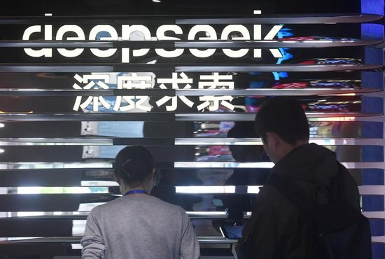 2025年5月4日,人们在浙江省杭州市文三数字生活街区的AI黑科技市集上体验DeepSeek的人工智能大模型。新华社发(龙巍 摄)