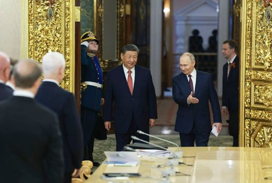 当地时间5月8日上午，俄罗斯总统普京同国家主席习近平在莫斯科克里姆林宫举行会谈。这是两国元首步入会场。新华社记者 王晔 摄