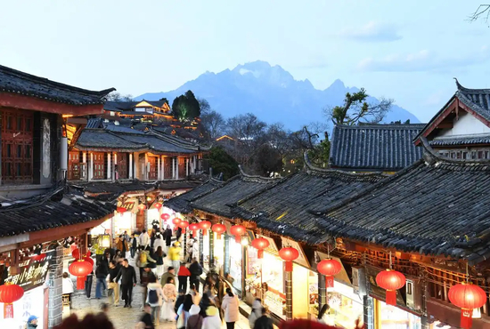 　△2026年2月14日，游客在云南丽江古城游玩。