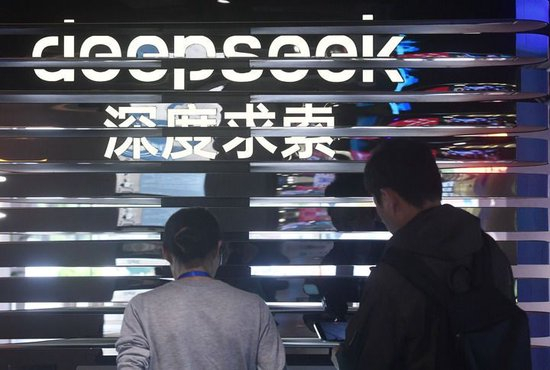 2025年5月4日，人们在浙江省杭州市文三数字生活街区的AI黑科技市集上体验DeepSeek的人工智能大模型。新华社发（龙巍 摄）