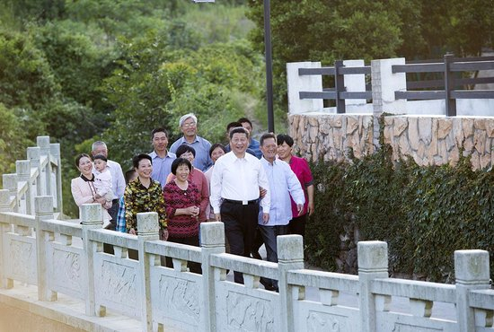 2015年5月25日，习近平总书记在浙江考察调研时，来到舟山定海区看望当地群众。