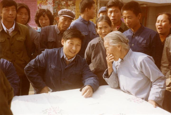  △1983年，时任河北正定县委书记的习近平，临时在大街上摆桌子听取老百姓意见。