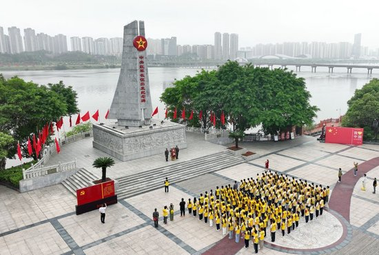 参加研学活动的学生在江西于都中央红军长征出发纪念碑前参加纪念活动（4月16日摄，无人机照片）。新华社记者万象 摄