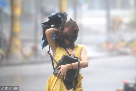  ▲2018年9月16日，广东深圳，超强台风“山竹”即将来袭，民众出行受阻。图自视觉中国