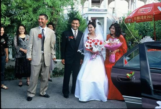 △ 2000年，乌鲁木齐，一对哈萨克新婚夫妇举行婚礼，少数民族中产阶级兴起。