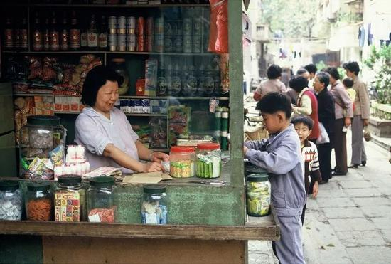 △ 1986年，广州，街边小贩，传统的小杂货店曾是这座南方商业城市的特色之一。