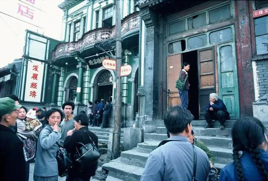 　　△ 1978年，北京，大栅栏（“大石栏儿”，汉语拼音：dàshílàr），过去冷清的市街逐渐重现人潮，“发展经济”的招牌，成为时代的写照。