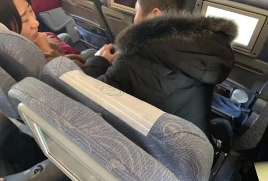 管隘医生在飞机上为患者诊疗&nbsp;图源：湖北省中医院