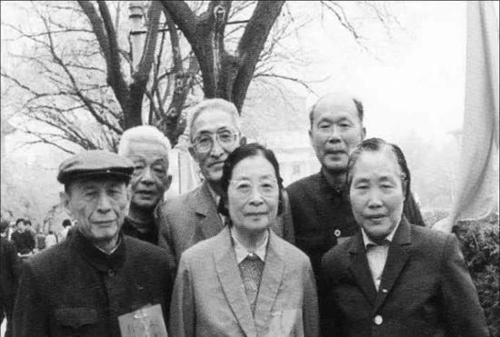　　1990年陈舜瑶参加级庆留影。前排左起：徐元冬、陈舜瑶、谢文（徐夫人）；后排左起：李舜英、丁永龄、周元青