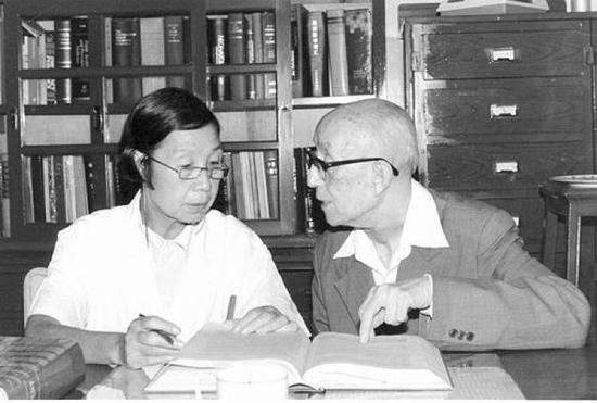 （图为胡亚美与老师诸福棠商讨修改《实用儿科学》）&nbsp;