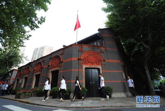 　　2019年6月22日，上海大学志愿者来到中共一大会址纪念馆开展暑期志愿讲解服务。新华社记者 刘颖 摄