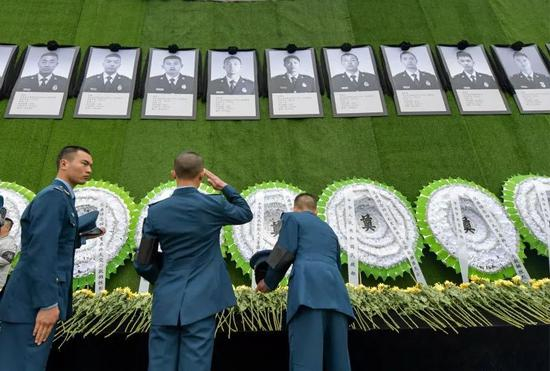 2019年4月4日，参加四川木里森林火灾扑救中英勇牺牲烈士悼念活动的官兵悼念牺牲的战友。新华社记者 张超群 摄