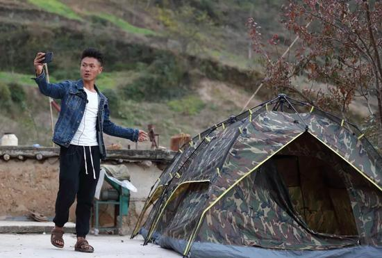 大凉山“悬崖飞人”某色拉博把自己爬天梯等日常生活场景发布在直播 平台上 江宏景 摄