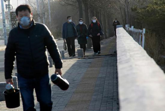  几位路人步行进入北京界，走路比开车更快。