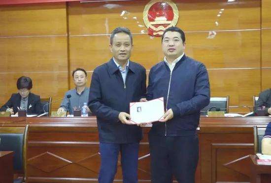 袁迎凯（右）