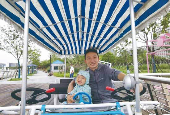 7月份，姚策带儿子在公园玩