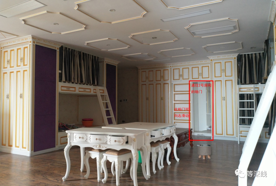 《等深线》记者在该楼层内找到的《课程表》显示，住在此集体闺房中的14美，可能定期培训舞蹈、音乐、表演，甚至话剧等。其中一张床的被褥上，放着一本打开但书名朝上的《女人的修养与处世智慧》。该楼内还有近百本各种提升内在素质的书，譬如《FBI心理操纵术》《哈佛管理学译丛》等。&nbsp; &nbsp; &nbsp; &nbsp; &nbsp; &nbsp; &nbsp; &nbsp;《等深线》记者&nbsp;程维 摄