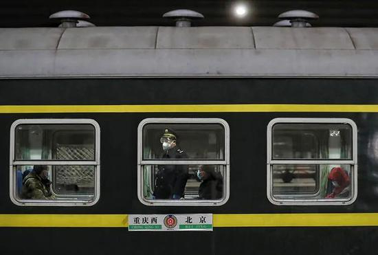 ▲1月28日0时48分，随着北京开往重庆西的3603次列车缓缓驶出北京站，2021年北京春运正式拉开帷幕。图为：北京开往重庆西的3603次列车停靠在站台，等候旅客登车。