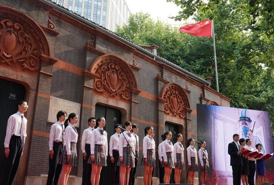  2020年7月1日，“七一”重温入党誓词仪式在中共一大会址前举行。这是活动现场以诗朗诵形式讲述抗疫一线的党员故事。新华社记者 刘颖 摄