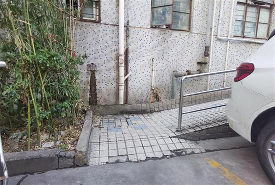 △蒋女士在楼下无障碍通道处被一袋垃圾砸个正着。