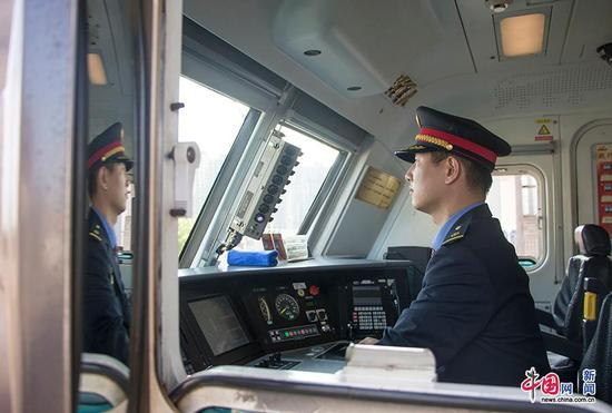 乘务员在“毛泽东号”驾驶舱内进行示范。中国网记者 马旷/摄