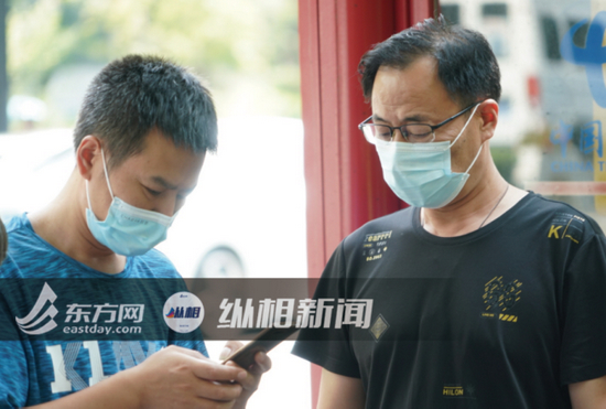  （图说：受害人父亲老刘与亲朋在法院外等待开庭。&nbsp;蔡黄浩 摄）