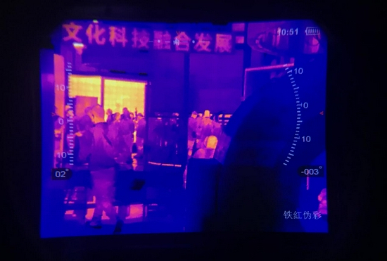 ▲工作人员向记者展示热成像望远镜中的观察画面 &nbsp; 摄影/王雪莹