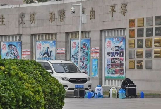  11月2日，花家地实验小学朝来校区外停有消杀车辆，地上摆放着消杀设备。新京报记者&nbsp;李木易 摄