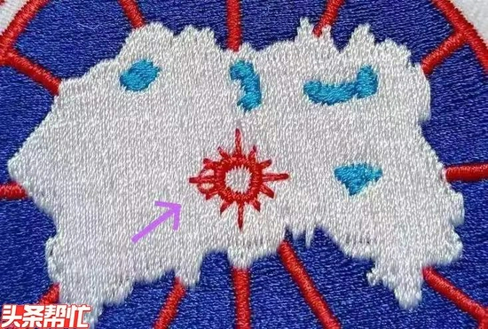 这件加拿大鹅大衣的logo被绣错
