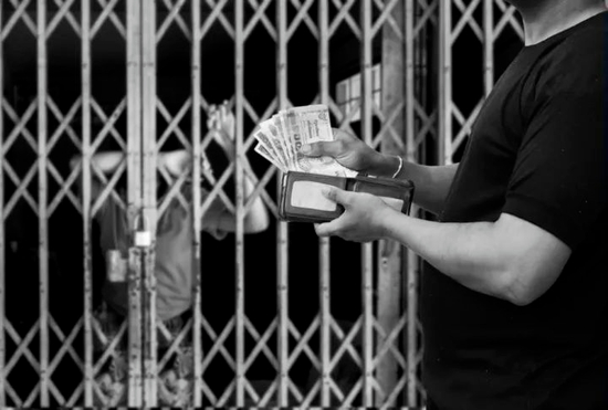 ·&nbsp;皮条客利用雏妓赚钱（资料图）。