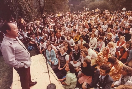 “统一教”于1954年由韩国牧师文鲜明创立，主要吸收厌倦了原有教会的基督教信徒。