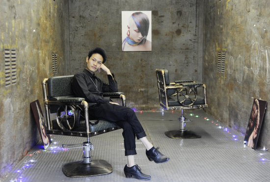 罗福兴的生活一直在工厂与理发店之间不断切换。这两个地方是他命运的两个极端（图|视觉中国）