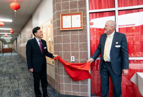 　　当地时间11月17日，秦刚大使到访犹他州奥勒姆市的卡斯卡德小学，出席习近平主席致该校学生复信原件揭幕仪式。