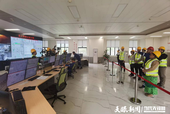  在遵义赛德水泥厂参观