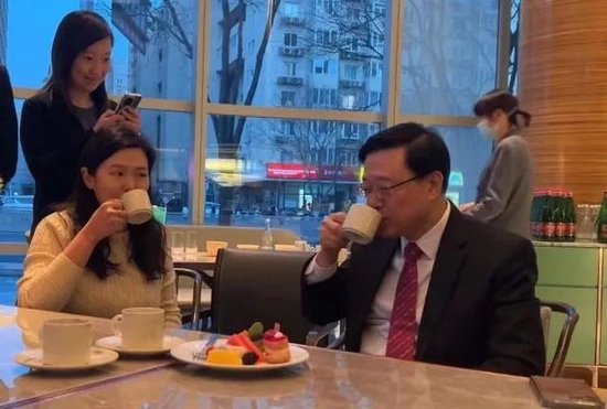 李家超在北京喝豆汁图：港媒截屏