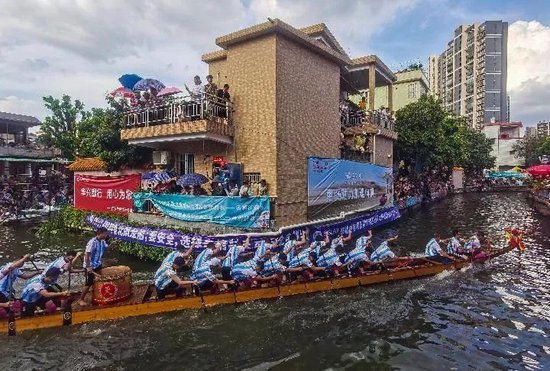  6月22日，一条龙船在佛山叠滘端午龙船漂移赛中过S弯。新华社记者 刘大伟 摄