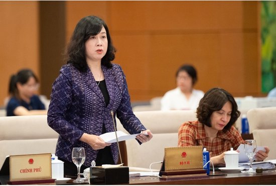 △越南卫生部部长在修改生育限制法律的会议上发表意见