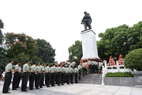 在位于重庆市铜梁区的邱少云烈士纪念馆，武警官兵向邱少云烈士纪念碑献花（2017年9月30日摄）。新华社记者 唐奕 摄