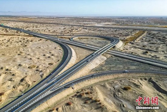 车辆行驶在新疆G0711线库尔勒南互通至尉犁段高速公路上。汪志鹏 摄
