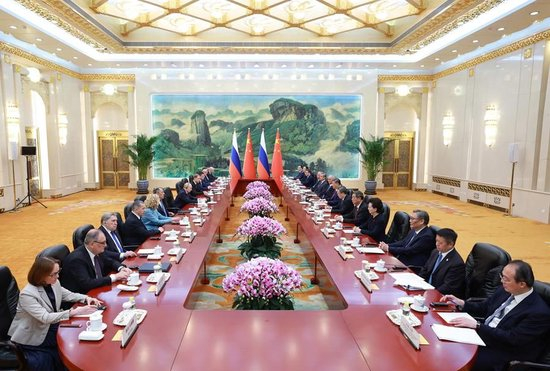 △2026年5月20日上午，习近平主席在北京人民大会堂同来华进行国事访问的俄罗斯总统普京举行会谈。这是两国元首举行小范围会谈。
