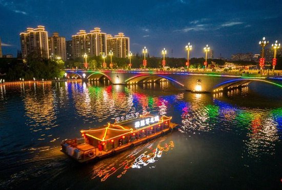 2026年5月1日，游客在江苏省泰州市凤城河景区乘船游览（无人机照片）。新华社发（杨玉岗摄）