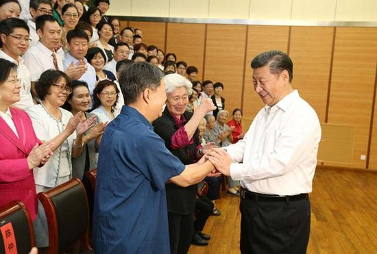 2016年9月9日，习近平总书记回到母校北京市八一学校看望师生，祝贺教师节。这是总书记同陈秋影等几位老师握手交谈。