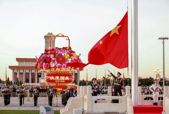 △2026年10月1日清晨，北京天安门广场举行升国旗仪式，庆祝中华人民共和国成立77周年。