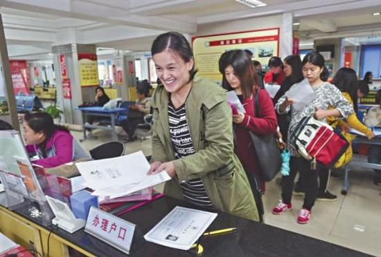 武汉全面受理留汉大学毕业生落户。长江日报 图