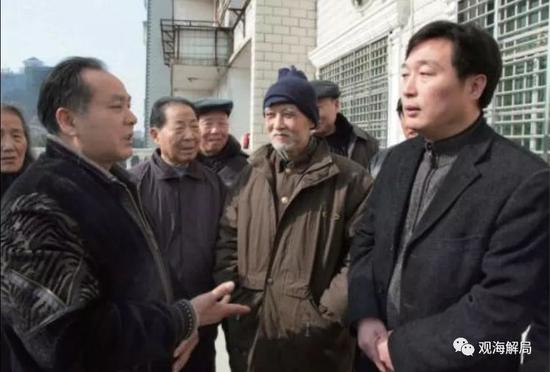 蕲春县医疗保险管理局原局长金英朝（右一）